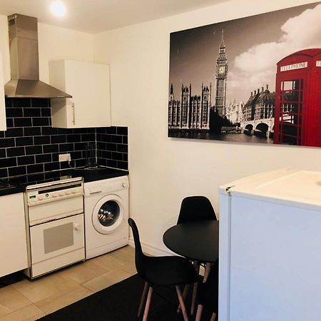 Spacious Studio Flat- Watford Junction & Harry Potter World المظهر الخارجي الصورة
