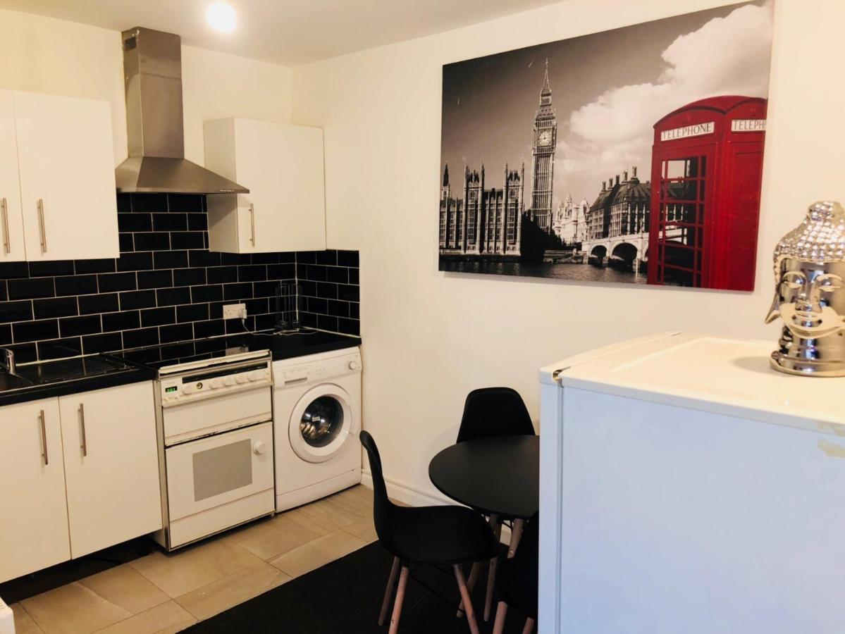 Spacious Studio Flat- Watford Junction & Harry Potter World المظهر الخارجي الصورة